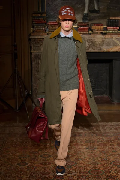 Look 16